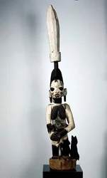 Verandapost: En mamma som matar sitt barn, Yoruba (trä och färg)